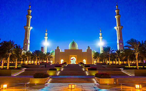 Sheikh Zayed Mosque Abu Dhabi at night