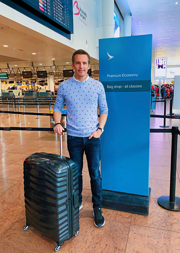 Cathay Pacific Premium Economy Brussels Airport check in with Bart Lapers